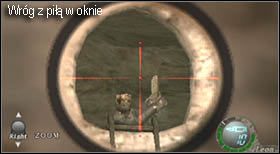 Po lewej stronie otwartej przestrzeni znajduje się piętrowy budynek, a na piętrze przeciwnik z piłą łańcuchową - Castle (4-3) - piaskowe katakumby | Solucja Resident Evil 4 - Resident Evil 4 - PC - poradnik do gry