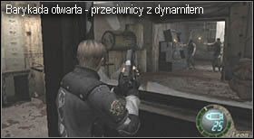 Po drugiej stronie znajduje się brama, która otworzy się dopiero wtedy, gdy stać będziesz odpowiednio daleko (najlepiej za rozbitym oknem, tak jak na zdjęciu) - Island (5-1) - barykada | Solucja Resident Evil 4 - Resident Evil 4 - PC - poradnik do gry