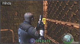 Gdy znów staniesz na równych nogach skieruj się do drzwi obok pochodni - Castle (4-4) - przystań | Solucja Resident Evil 4 - Resident Evil 4 - PC - poradnik do gry