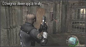 Będąc już po drugim skoku skręć najpierw w lewo i na końcu drogi rozbij gablotę - z kufra tam stojącego wyjmij skarb - Castle (3-2) - ucieczka sprzed ołtarza | Solucja Resident Evil 4 - Resident Evil 4 - PC - poradnik do gry