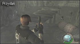 Koło wrót, z których właśnie wyszedłeś, zamontowana jest lampa, a do niej przyczepiono klejnot - Village (2-1) - przystań i boss | Solucja Resident Evil 4 - Resident Evil 4 - PC - poradnik do gry
