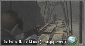 Idąc dalej znów natrafisz na niedostatek w deskach, a w oddali zauważyć można ostatni medalion zawieszony pod kładką (możliwe jest strącenie go z bliska, pomiędzy szparami) - Village (1-3) - cmentarz | Solucja Resident Evil 4 - Resident Evil 4 - PC - poradnik do gry