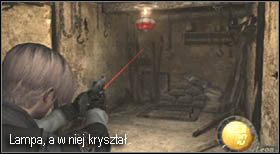 Znajdujemy się w pomieszczeniu, w którym można zapisać grę , a na jednej z szafek leży amunicją - Village (1-3) - podziemny tunel | Solucja Resident Evil 4 - Resident Evil 4 - PC - poradnik do gry