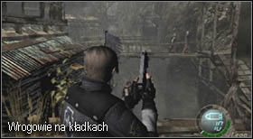 Kiedy spostrzeżesz, iż biegną do Ciebie wrogowie, wyjmij pistolet i rozpocznij klasyczne uśmiercanie - Village (1-2) - pierwszy handlarz | Solucja Resident Evil 4 - Resident Evil 4 - PC - poradnik do gry
