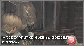 Wychodząc z drugiej strony szopy szybko oddal się od obstawionego domu, gdyż na tej ścianie znajdują się dziurawe drzwi, przez które będziesz atakowany - Village (1-1) - Spotkanie Luisa | Solucja Resident Evil 4 - Resident Evil 4 - PC - poradnik do gry