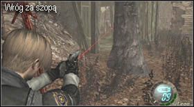 W budynku na wprost będą dwa okna, a za nimi dwaj wrogowie (chyba, że zabiłeś wcześniej tego stojącego na zewnątrz) - kiedy się zbliżysz, zaczną rzucać w Ciebie dynamitem - Village (1-1) - Spotkanie Luisa | Solucja Resident Evil 4 - Resident Evil 4 - PC - poradnik do gry