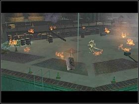 Kiedy z nimi skończysz, przejdź przez małe drzwi [1] , dzięki czemu wylądujesz na sporej arenie wypełnionej wrogami - Part 2 - Connors the Lizard (2) - The Lizard - Spider-Man 3: The Game - poradnik do gry