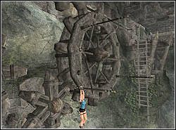 Tuż nad twoją głową obracają się ogromne drewniane koła z wystającymi nań poprzeczkami - 04. Zaginiona Dolina (1) | Peru w Tomb Raider Anniversary - Tomb Raider: Anniversary - poradnik do gry