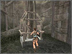 Przeskocz na prostokąt drewnianej platformy, znajdującej się na wprost okratowanego wejścia i opuść się na dno rozpadliny - 05. Grobowiec Qualopeca (1) | Peru w Tomb Raider Anniversary - Tomb Raider: Anniversary - poradnik do gry