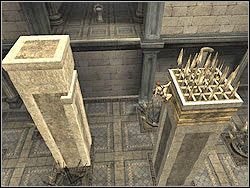 Przeskocz teraz na bliźniaczą platformę po lewej, a z niej wybij się w stronę środka komnaty na kolumnę z kolcami - 08. Pałac Midasa (1) | Grecja w Tomb Raider Anniversary - Tomb Raider: Anniversary - poradnik do gry