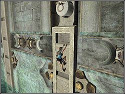 Będąc po drugiej stronie sali opuść się na występ poniżej i przeskocz na lewo na rzeźbioną, ciemną płytę - 12. Sanktuarium Dziecięcia (3) | Egipt w Tomb Raider Anniversary - Tomb Raider: Anniversary - poradnik do gry