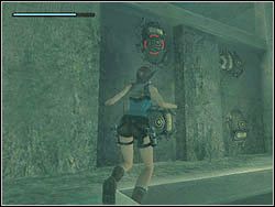 Wskocz na półkę nad skarabeuszami i przełącz dźwignię mechanizmu w ścianie - spowodujesz kolejne podniesienie poziomu wody w sali - 12. Sanktuarium Dziecięcia (5) | Egipt w Tomb Raider Anniversary - Tomb Raider: Anniversary - poradnik do gry