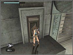 Wdrap się najwyżej położone szczeliny piątki, obejdź ją w prawo i oddaj skok na półkę w ścianie obok, po lewej stronie zamkniętego wejścia - 12. Sanktuarium Dziecięcia (5) | Egipt w Tomb Raider Anniversary - Tomb Raider: Anniversary - poradnik do gry