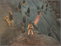 Oddaj skok z wnęki po ukosie w prawo na pochyłą powierzchnię piramidy i gdy zaczniesz zsuwać się w dół, wybij się mocno nogami prze siebie - 13. Kopalnie Natli (3 | Zaginione Miasto w Tomb Raider Anniversary - Tomb Raider: Anniversary - poradnik do gry