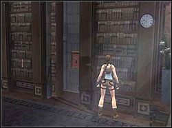 Wbiegnij teraz na schody po prawej, miń Artefakt 1/8 (nie możesz go teraz zebrać, bo chroni go szklana tafla) i wejdź do niedużego pokoiku, również wypełnionego regałami z księgozbiorami - Posiadłość Croftów (1) | Trening w Tomb Raider Anniversary - Tomb Raider: Anniversary - poradnik do gry