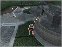 Po zdobyciu kotwiczki wypróbuj ją od razu - rzuć nią i zaczep o obręcz w zamkniętych wrotach - Posiadłość Croftów (2) | Trening w Tomb Raider Anniversary - Tomb Raider: Anniversary - poradnik do gry