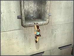 Wybij się do góry łapiąc występu powyżej, po czym obejdź na rękach kolumnę dookoła - Posiadłość Croftów (3) | Trening w Tomb Raider Anniversary - Tomb Raider: Anniversary - poradnik do gry
