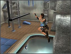 Obejdź kolumnę naokoło, przejdź na występ w ścianie - Posiadłość Croftów (4) | Trening w Tomb Raider Anniversary - Tomb Raider: Anniversary - poradnik do gry