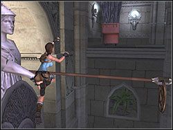 Pobiegnij ponownie w stronę zielonkawych skrzyń, a następnie po porzeczce i łukowatym balkonie dotrzyj do przyściennego rusztowania - Posiadłość Croftów (5) | Trening w Tomb Raider Anniversary - Tomb Raider: Anniversary - poradnik do gry