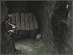 Przejdź na rękach za załom i wybij się do tyłu we wnękę - Poziom 04. Zaginiona Dolina | Sekrety w Tomb Raider Anniversary - Tomb Raider: Anniversary - poradnik do gry