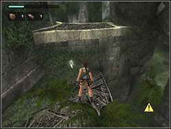 Zrób teraz długiego susa aż za pochyłą ścianę, na którą kapie woda, a spadniesz do ukrytej niszy, w której znajdziesz Artefakt 2/2 - Poziom 04. Zaginiona Dolina | Sekrety w Tomb Raider Anniversary - Tomb Raider: Anniversary - poradnik do gry