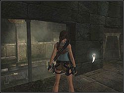 Wdrap się pod sam wierzchołek słupa i obróć plecami w stronę ściany po lewej stronie komnaty (czyli twarzą do mechanizmu) - Poziom 05. Grobowiec Qualopeca | Sekrety w Tomb Raider Anniversary - Tomb Raider: Anniversary - poradnik do gry