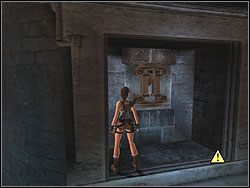 Przeskocz w przód na drugi drążek, na nim ustaw się na wprost wystającego z wody słupa i przeskocz na jego wierzchołek - Poziom 08. Pałac Midasa (2) | Sekrety w Tomb Raider Anniversary - Tomb Raider: Anniversary - poradnik do gry