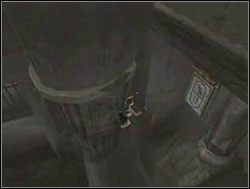 Po wylądowaniu na lewej ręce posągu udaj się na jego prawą stronę, opuść na krawędź z ozdobną skrzynią i podejdź pod prawą nogę posągu - Poziom 12. Sanktuarium Dziecięcia | Sekrety w Tomb Raider Anniversary - Tomb Raider: Anniversary - poradnik do gry