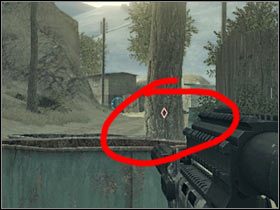 Drugi z wchodzących w skład patrolu żołnierzy najprawdopodobniej odskoczy do tyłu lub schowa się po lewej stronie - Misja pierwsza - Search and Destroy (1) | Akt pierwszy - Tom Clancys Ghost Recon: Advanced Warfighter 2 - poradnik do gry