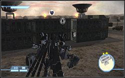 Za budynkiem z charakterystycznymi antenami w US Military Airbase - SOCCENT Military Base - Ikony | Kampania Deceptikonów | Transformers The Game - Transformers: The Game - poradnik do gry