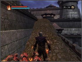 Idź dalej jak wije się ścieżka, aż dojdziesz do schodów, które doprowadzą cię do kolejnej ścieżki, tym razem prowadzącej do wejścia (#1) - [Solucja Overlord] Kill Goldo and his pet - cz. 2 - Overlord - poradnik do gry