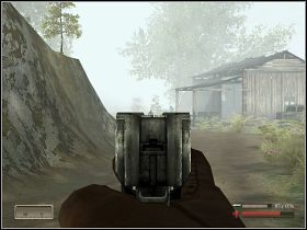 Przekroczymy kolejny most (przy okazji gubiąc ogon) i nieopodal drewnianego budynku przyjdzie nam się zmierzyć się z kilkoma natrętami - Misja 1 - Lądowanie - cz. 1 | Mortyr III Akcje Dywersyjne - Mortyr III: Akcje Dywersyjne - poradnik do gry