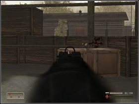 Ręcznie zapisujemy stan gry, po czym skręcamy w prawo, pod zadaszony teren, gdzie czyhają na nas ukryci za pudłami przeciwnicy (jeden z nich jest wyposażony w granat; znów musimy działać błyskawicznie, żeby nie zginąć) - Misja 3 - Tygrysy we mgle - cz. 1 | Mortyr III Akcje Dywersyjne - Mortyr III: Akcje Dywersyjne - poradnik do gry