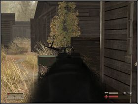 Podbiegamy do baraku, wychylamy się zza rogu i możliwie szybko zabijamy wroga, który bezustannie rzuca w naszą stronę bardzo groźne granaty - Misja 3 - Tygrysy we mgle - cz. 1 | Mortyr III Akcje Dywersyjne - Mortyr III: Akcje Dywersyjne - poradnik do gry