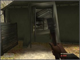 Jako że mamy sporo granatów, niegłupim pomysłem jest użycie jednego w koszarach, do których wbiegną aż trzej przeciwnicy - Misja 6 - Mayday, Mayday - cz. 2 | Mortyr III Akcje Dywersyjne - Mortyr III: Akcje Dywersyjne - poradnik do gry