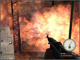 Wbiegamy po schodkach i przeskakujemy z kontenera na kontener, żeby wydostać się z tego pomieszczenia - Misja 8 - Ostateczne uderzenie - cz. 3 | Mortyr III Akcje Dywersyjne - Mortyr III: Akcje Dywersyjne - poradnik do gry