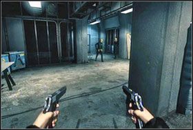 Pozbywamy się napotkanych robotników i kierujemy się do windy, którą wjeżdżamy na wyższą kondygnację - Prolog | The Darkness - The Darkness - poradnik do gry