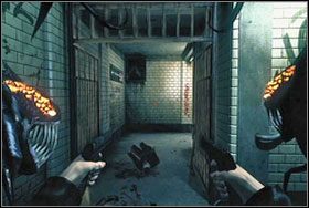 Schodzimy po schodach na dół i za pomocą klucza otwieramy bramę - Prolog | The Darkness - The Darkness - poradnik do gry