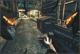 Po prawej znajduje się niewielki placyk, przy którym dostrzegamy zaparkowane policyjne wozy i czekających na nas policjantów - Rozdział I - Lower East Side | The Darkness - The Darkness - poradnik do gry