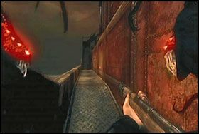 Po wspinamy się po schodach, a następnie wychodzimy na biegnące zewnętrzną częścią działa przejścia - Rozdział II - Działo | The Darkness - The Darkness - poradnik do gry