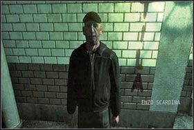 Na peronie, w pobliżu drzwi prowadzących do Gun Hill, przy automacie informacyjnym stoi mężczyzna z walizką - Rozdział V - Stacja Fulton Street, Stacja Canal Street, Chinatown, Stacja Canal Street, Cmentarz, Stacja Fulton Street, Lower East Side - The Darkness - poradnik do gry