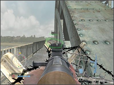 Zanim zdecydujesz się ruszyć w stronę swojego celu, musisz się upewnić, że wszyscy przeciwnicy, których mogłeś wcześniej zabić zostali już zlikwidowani - Knock-out Tiger Tank #2 (cz.2) | Operation Market Garden - Medal of Honor: Airborne - poradnik do gry