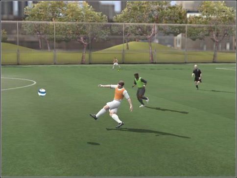 Dalekie podanie na dobieg to główna broń przy kontratakach - Podania | Sterowanie | FIFA 08 - FIFA 08 - poradnik do gry