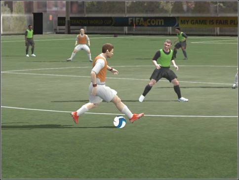 Taniec-przekładaniec Luisa Figo wykonasz wciskając szybko w biegu 2 x [Shift], albo podczas sprintu [Shift] + 2 x przód - Przydatne zagrania | Sterowanie | FIFA 08 - FIFA 08 - poradnik do gry