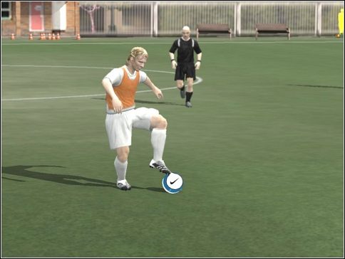 Turlanie piłki po podłożu i przekładanka - [Shift] + lewo-prawo lub prawo-lewo (wybór kierunku biegu) - Przydatne zagrania | Sterowanie | FIFA 08 - FIFA 08 - poradnik do gry