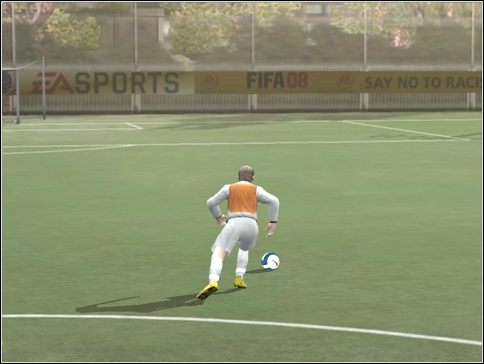 Równie szybki zwód z wypuszczeniem piłki w bok - [Shift] + prawo + prawo (lub lewo + lewo) - Przydatne zagrania | Sterowanie | FIFA 08 - FIFA 08 - poradnik do gry