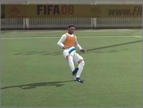 Przerzut piłki nad sobą - przy przyjęciu [Shift] + tył + góra + przód - Przydatne zagrania | Sterowanie | FIFA 08 - FIFA 08 - poradnik do gry