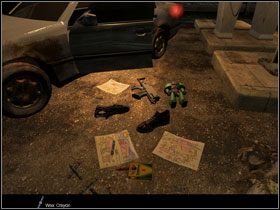 Na stacji stoi samochód z otwartymi drzwiami - Poradnik do gry - Opis przejścia cz.1 | Barrow Hill Klątwa Kamiennego Kręgu - Barrow Hill: Klątwa Kamiennego Kręgu - poradnik do gry