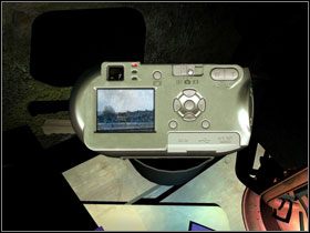 Podejdź do biurka, przeglądnij ulotki i obejrzyj zdjęcia w aparacie cyfrowym - Opis przejścia cz.6 | Barrow Hill Klątwa Kamiennego Kręgu - Barrow Hill: Klątwa Kamiennego Kręgu - poradnik do gry