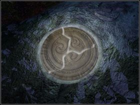 Wsadź w otwór tego większego reflektor samochodowy, a na tym niskim stoliku połóż połamany amulet - Opis przejścia cz.14 | Barrow Hill Klątwa Kamiennego Kręgu - Barrow Hill: Klątwa Kamiennego Kręgu - poradnik do gry